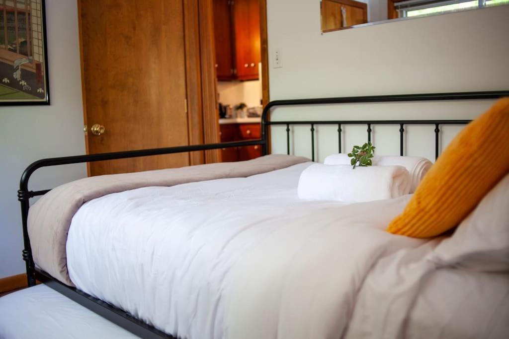 Modern Cabin With Hot Tub Grill Lake Beach Wineries Hiking Fishing And Hershey Park Family And Pet Friendly Superhosts On Ab&B Mount Gretna Exterior foto